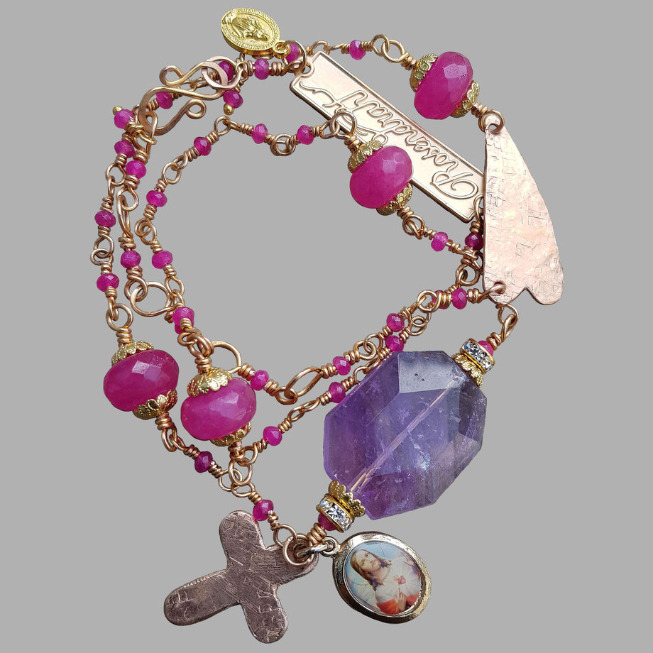Rosendraht Rosendraht.de webshop Schmuck online Manufaktur handgemacht Schmuckdesign Design Designerschmuck Unikate Goldschmuck Edelsteinschmuck Armband Halskette Kette Marienmedaille Maria Jesus Charm Anhänger Herz Kreuz Jade Amethyst lila magenta 2in1