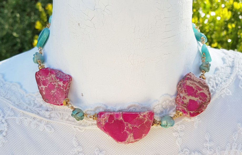 Rosendraht Rosendraht.de Collier Edelsteine Edelsteincollier Schmuck Halsschmuck Halskette vergoldet handgemacht Schmuckdesign Designschmuck Unikat Marienmedaille gesegnet Schmucklabel Gold Jaspis Landschaftsjaspis türkis magenta Larimar Atlantis Rosen