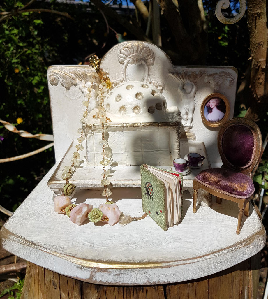 Rosendraht Rosendraht.de Collier Edelsteine Edelsteincollier Schmuck Halsschmuck Halskette vergoldet handgemacht Schmuckdesign Designschmuck Unikat Marienmedaille gesegnet Schmucklabel rosa pink Gold Citrin Opal Andenopal grün Rosen geschnitzt