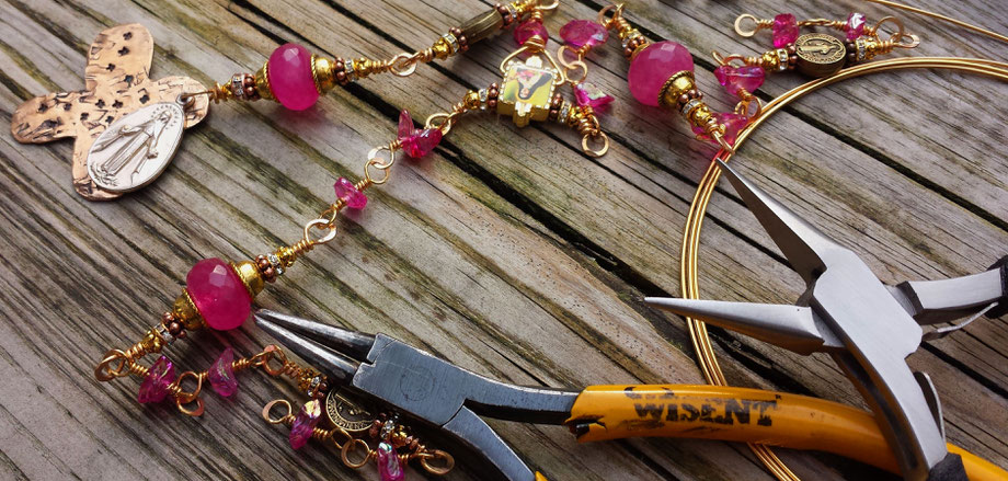 Rosendraht Rosendraht.de Rosenkranz Unikat Unikatschmuck magenta Quarz Goldschmuck Edelsteine Perlen Glauben Kreuz  Schmuckdesign Designschmuck handgemacht  Jesus Maria gesegnet Segen Segensbotschaft wundertätige Marienmedaille Charm Anhänger christlich 
