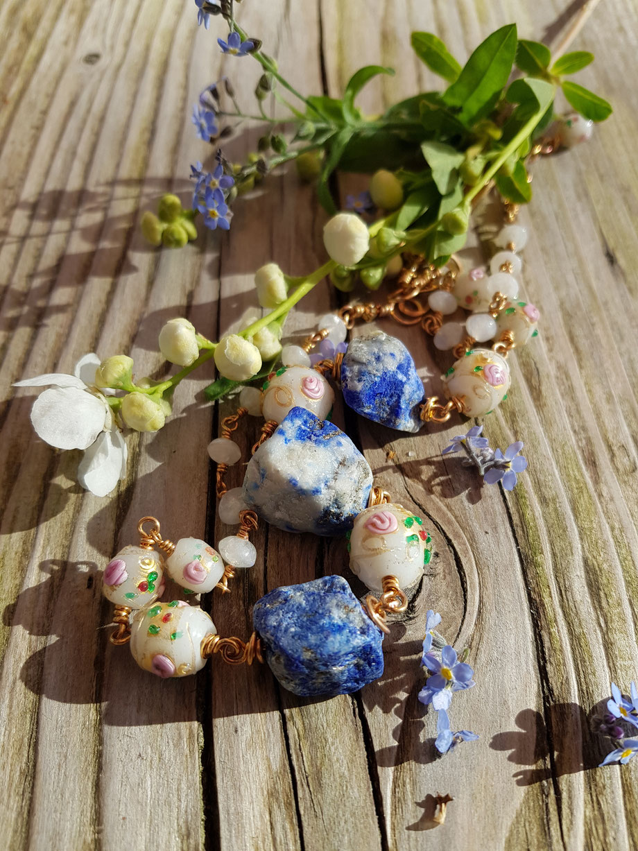 Rosendraht Rosendraht.de Collier Edelsteine Edelsteincollier Schmuck Halsschmuck Halskette vergoldet handgemacht Schmuckdesign Designschmuck Unikat incl. Verlängerung Label Logo Schmucklabel farbenfroh Gold Mondstein Muranoglas Lapislazuli weiß blau