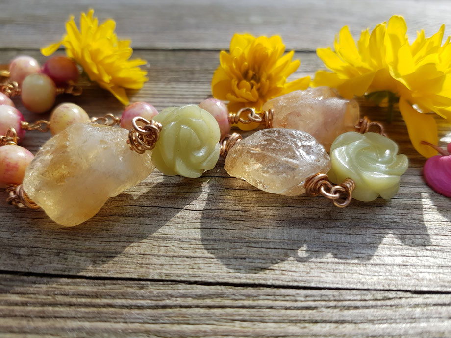 Rosendraht Rosendraht.de Collier Edelsteine Edelsteincollier Schmuck Halsschmuck Halskette vergoldet handgemacht Schmuckdesign Designschmuck Unikat incl. Verlängerung Label Logo Schmucklabel farbenfroh Gold Jade Apfelbäckchen Citrin Rose rosa gelb pastell
