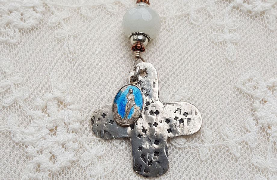 Rosendraht Rosendraht.de Rosenkranz Unikat Unikatschmuck Amazonit hellblau blau türkis Jade Silberschmuck Edelsteine Glauben Kreuz Schmuckdesign Designschmuck handgemacht Jesus Maria gesegnet Segen Segensbotschaft Marienmedaille Charm Anhänger christlich 