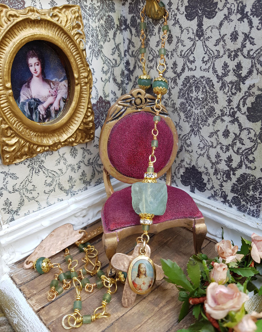 Rosendraht Rosendraht.de webshop Schmuck online Manufaktur handgemacht Schmuckdesign Design Designerschmuck Unikate Goldschmuck Edelsteinschmuck Armband Halskette Kette Marienmedaille Maria Jesus Charm Anhänger Herz Kreuz Aventurin Fluorit grün Jade 2in1