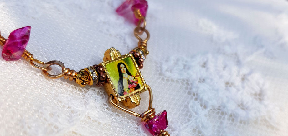 Rosendraht Rosendraht.de Rosenkranz Unikat Unikatschmuck magenta Quarz Goldschmuck Edelsteine Perlen Glauben Kreuz  Schmuckdesign Designschmuck handgemacht  Jesus Maria gesegnet Segen Segensbotschaft wundertätige Marienmedaille Charm Anhänger christlich 