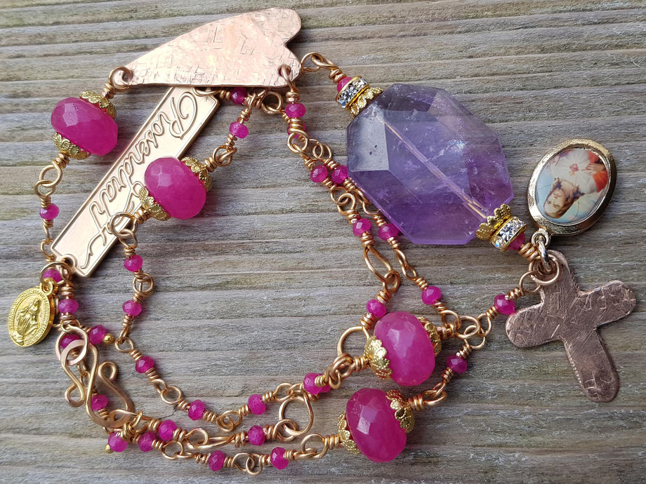 Rosendraht Rosendraht.de webshop Schmuck online Manufaktur handgemacht Schmuckdesign Design Designerschmuck Unikate Goldschmuck Edelsteinschmuck Armband Halskette Kette Marienmedaille Maria Jesus Charm Anhänger Herz Kreuz Jade Amethyst lila magenta 2in1