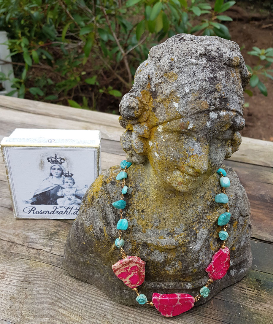 Rosendraht Rosendraht.de Collier Edelsteine Edelsteincollier Schmuck Halsschmuck Halskette vergoldet handgemacht Schmuckdesign Designschmuck Unikat Marienmedaille gesegnet Schmucklabel Gold Jaspis Landschaftsjaspis türkis magenta Larimar Atlantis Rosen