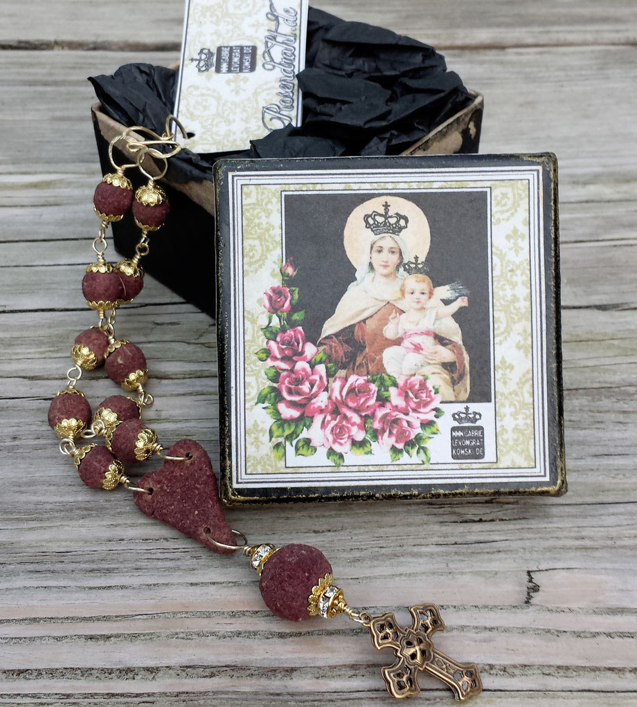 Rosendraht Rosendraht.de Schmuck Schmuckmanufaktur Rosenperlen Rosenblüten Rosenblütenperlen handgemacht Handrosenkranz gesegnet Segen Jesus Maria  Rosenkranz Gebetskette Talisman Rosenkranzperlen 10er Zehner Duft duftend Duftrosenkranz