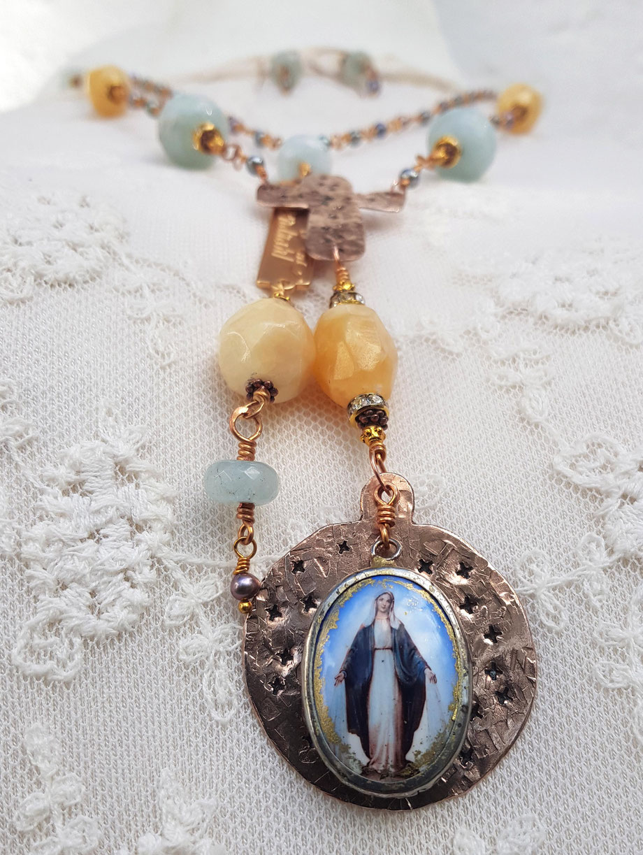 Rosendraht Rosendraht.de Rosenkranz Unikat Unikatschmuck Jade Gold Edelsteine Glauben Schmuckdesign Designschmuck handgemacht Maria gesegnet Segen Botschaft Kreuz Medaillon Charm Anhänger christlich Orangencalcit Perlen Bronze 