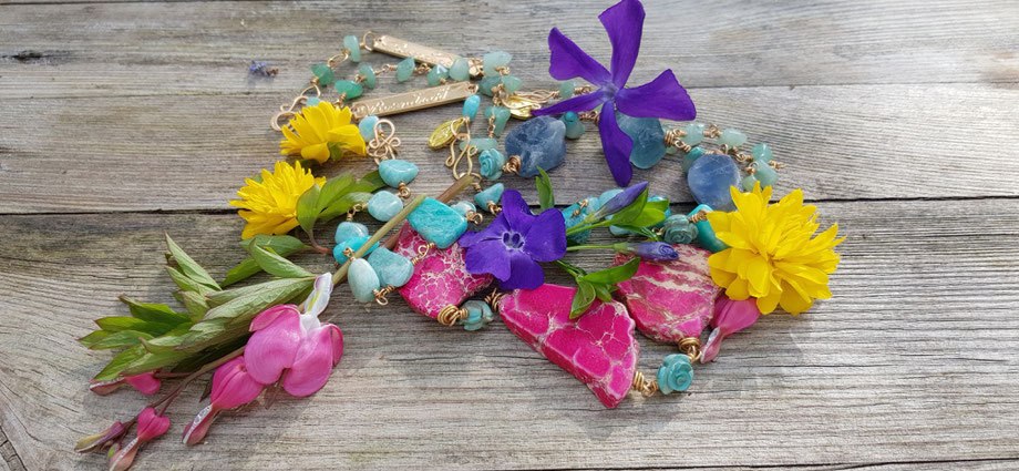 Rosendraht Rosendraht.de Collier Edelsteine Edelsteincollier Schmuck Halsschmuck Halskette vergoldet handgemacht Schmuckdesign Designschmuck Unikat Marienmedaille gesegnet Schmucklabel Gold Jaspis Landschaftsjaspis türkis magenta Larimar Atlantis Rosen