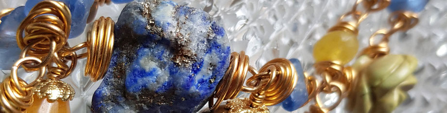 Rosendraht Rosendraht.de Collier Edelsteine Edelsteincollier Schmuck Halsschmuck Halskette vergoldet handgemacht Schmuckdesign Designschmuck Unikat incl. Verlängerung Label Logo Schmucklabel farbenfroh Gold Mondstein Muranoglas Lapislazuli weiß blau  
