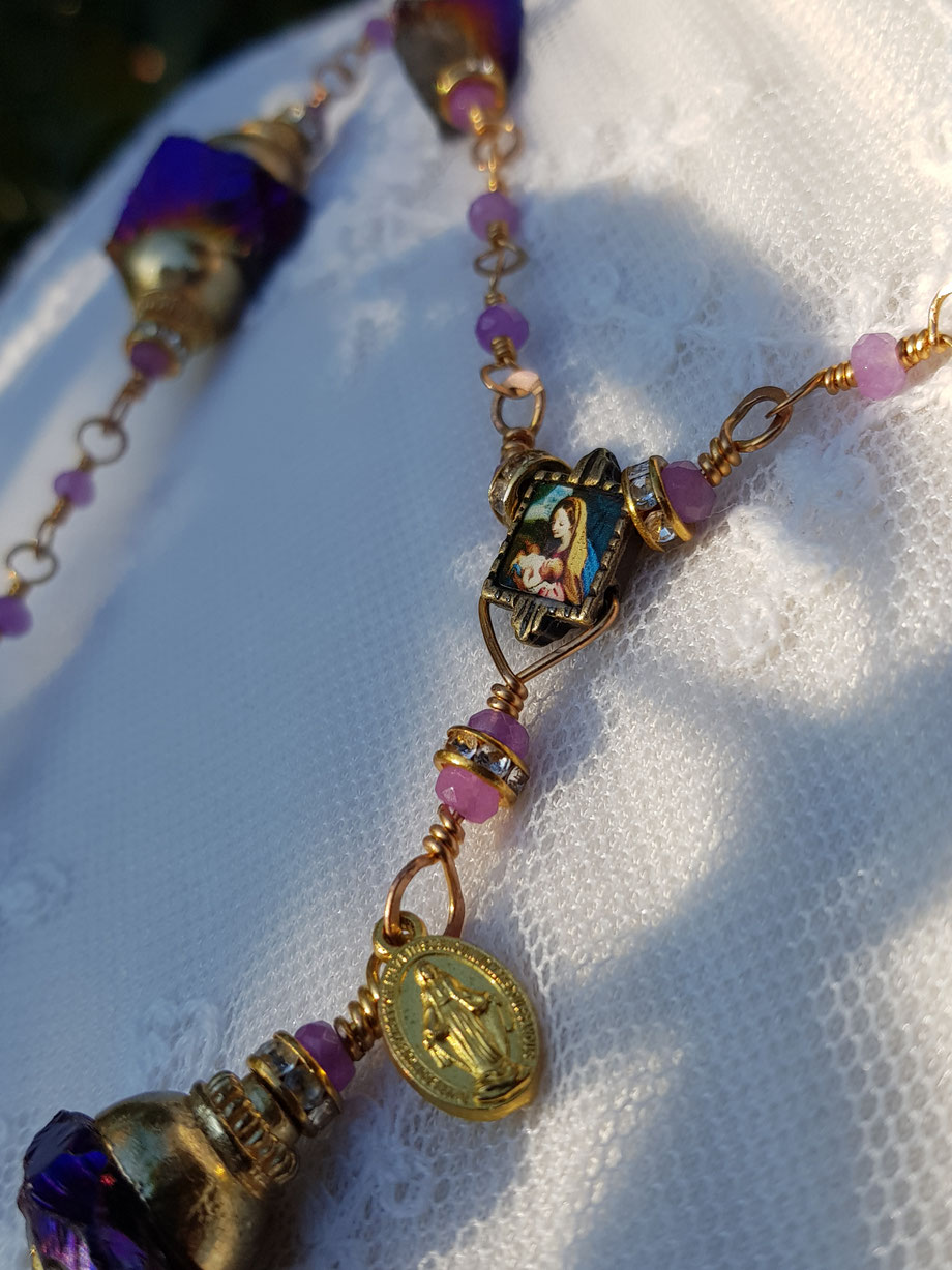 Rosendraht Rosendraht.de Rosenkranz Unikat Unikatschmuck Bergkristall Goldschmuck Edelsteine Perlen Glauben Kreuz  Schmuckdesign Designschmuck handgemacht  Jesus Maria gesegnet Segen Segensbotschaft wundertätige Marienmedaille Charm Anhänger christlich 