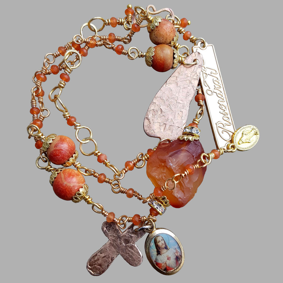 Rosendraht Rosendraht.de webshop Schmuck online Manufaktur handgemacht Schmuckdesign Design Designerschmuck Unikate Goldschmuck Edelsteinschmuck Armband Halskette Kette Marienmedaille Maria Jesus Charm Anhänger Herz Kreuz Karneol Apfel Koralle orange 2in1