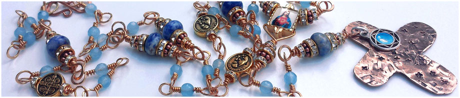 Rosendraht Rosendraht.de Rosenkranz Unikat Unikatschmuck Jade Gold Edelsteine Glauben Schmuckdesign Designschmuck handgemacht Maria gesegnet Segen Botschaft Kreuz Medaillon Charm Anhänger christlich Orangencalcit Perlen Bronze 