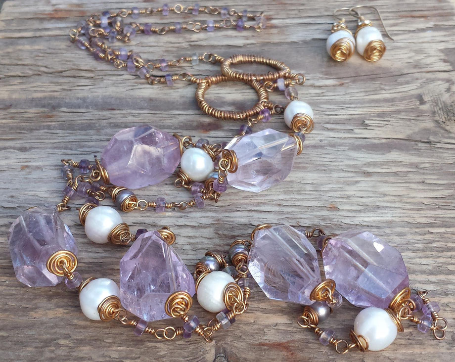 Rosendraht Rosendraht.de Gabriele von Gratkowski Schmuckdesign Designschmuck Energieschmuck handgemacht spirituell Schmuckset Unikatschmuck Unikat Kette Ohrringe Edelstein Edelsteinkette lila Amethyst Lavendel violett  Nuggets Perlen Golddraht vergoldet 