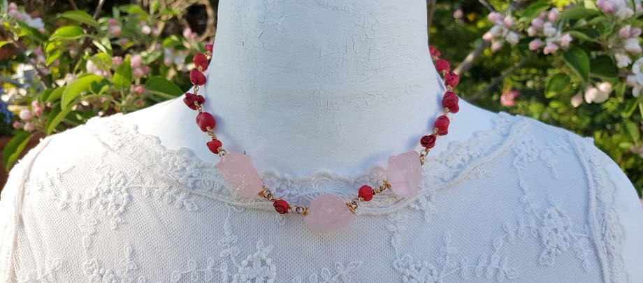 Rosendraht Rosendraht.de Collier Edelsteine Edelsteincollier Schmuck Halsschmuck Halskette vergoldet handgemacht Schmuckdesign Designschmuck Unikat Marienmedaille gesegnet Jesus Christus Gold Rosenquarz Türkis rosa rot Rosen Segen