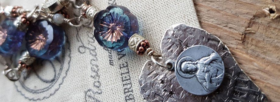 Rosendraht Rosendraht.de Rosenkranz Unikat Unikatschmuck Labradorit grau blau Silberschmuck Edelsteine Glauben Schmuckdesign Designschmuck handgemacht Jesus Christus Trost Maria gesegnet Segen Botschaft Herz Pilgermedaille Charm Anhänger christlich 