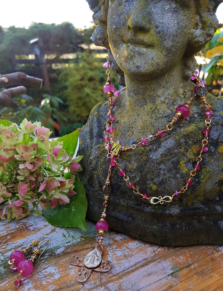 Rosendraht Rosendraht.de Rosenkranz Unikat Unikatschmuck magenta Quarz Goldschmuck Edelsteine Perlen Glauben Kreuz  Schmuckdesign Designschmuck handgemacht  Jesus Maria gesegnet Segen Segensbotschaft wundertätige Marienmedaille Charm Anhänger christlich 