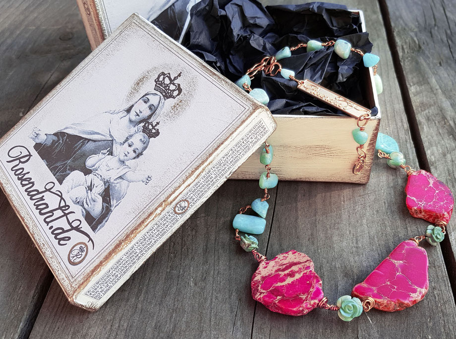 Rosendraht Rosendraht.de Collier Edelsteine Edelsteincollier Schmuck Halsschmuck Halskette vergoldet handgemacht Schmuckdesign Designschmuck Unikat Marienmedaille gesegnet Schmucklabel Gold Jaspis Landschaftsjaspis türkis magenta Larimar Atlantis Rosen