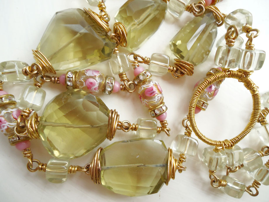 Rosendraht Rosendraht.de Gabriele von Gratkowski Schmuckdesign Designschmuck Energieschmuck handgemacht spirituell Schmuckset Unikatschmuck Unikat Kette Ohrringe Edelstein Edelsteinkette gold Lemonquarz Muranoglas Strass Nuggets Perlen Golddraht vergoldet