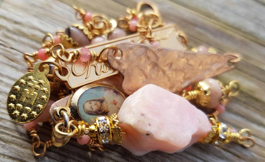 Rosendraht Rosendraht.de webshop Schmuck online Manufaktur handgemacht Schmuckdesign Design Designerschmuck Unikate Goldschmuck Edelsteinschmuck Armband Halskette Kette Marienmedaille Maria Jesus Charm Anhänger Herz Kreuz Opal Andenopal pink rosa 2in1