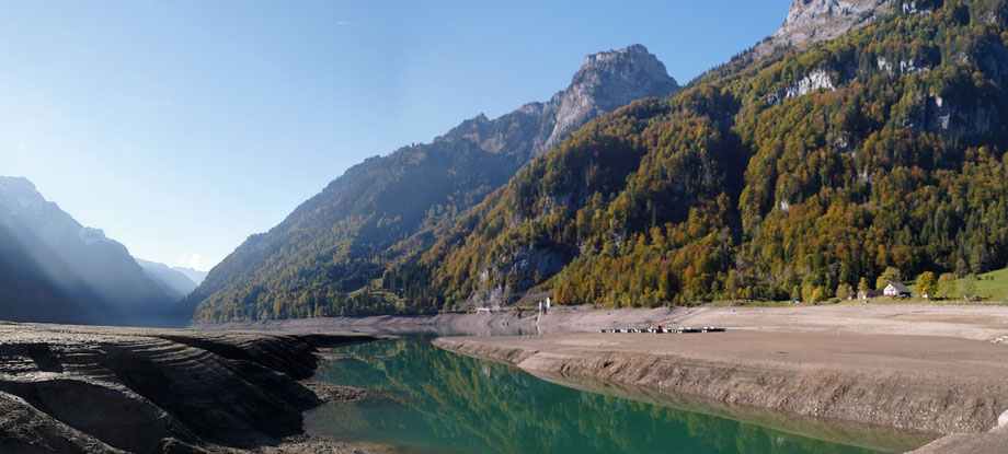 Blick vom Ende des Panamakanals Richtung Überlaufturm.