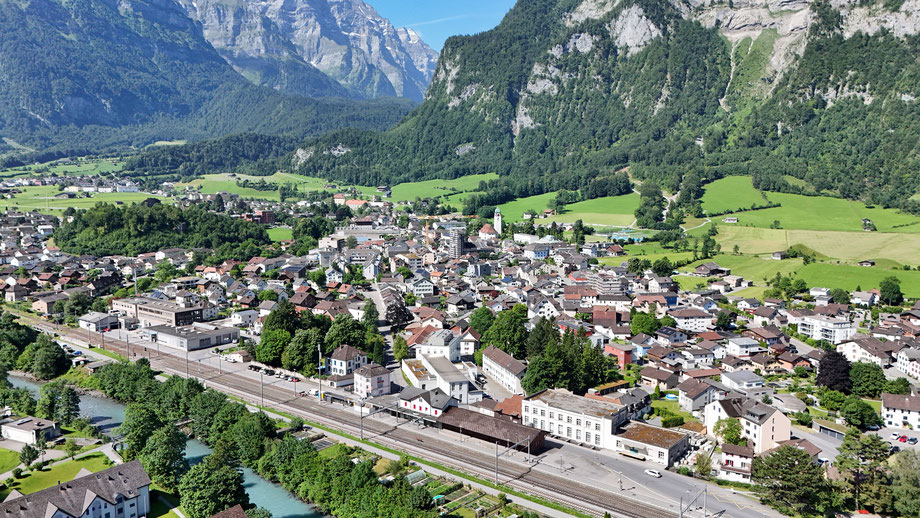 Dorfkern mit Bahnhof  Drohnenaufnahme vom Juni 2026 von Roger Rhyner