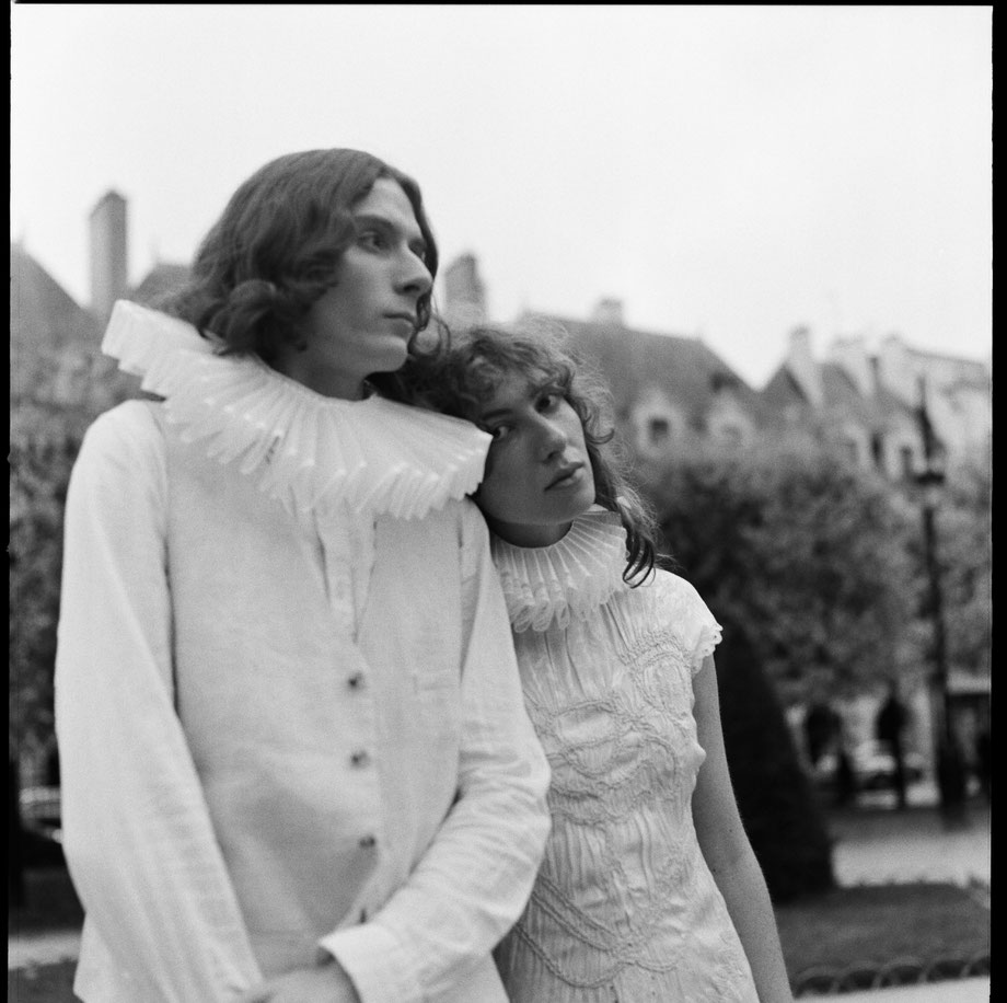 portrait prise dans une lumière naturelle en argentique sur une pellicule Ilford HP5 par Vivien Liskovsky