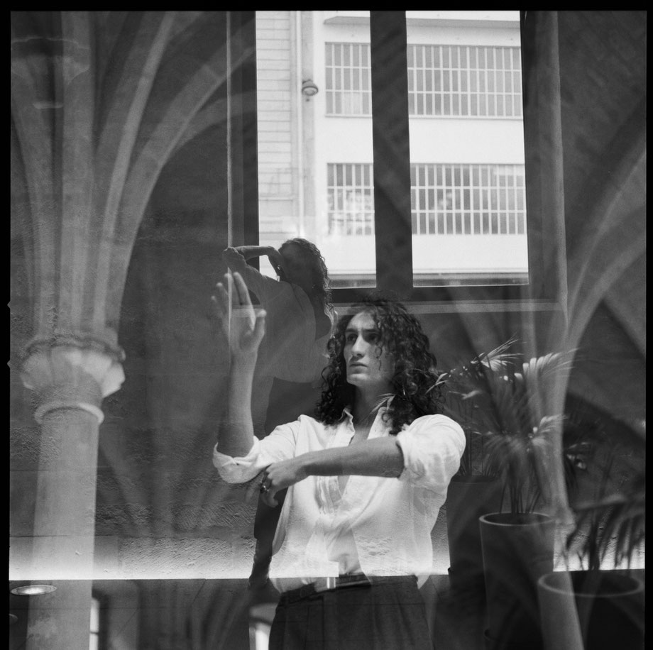 Portrait de danseur argentique en noir et blanc photographié sur une Hasselblad 500C/M à Paris