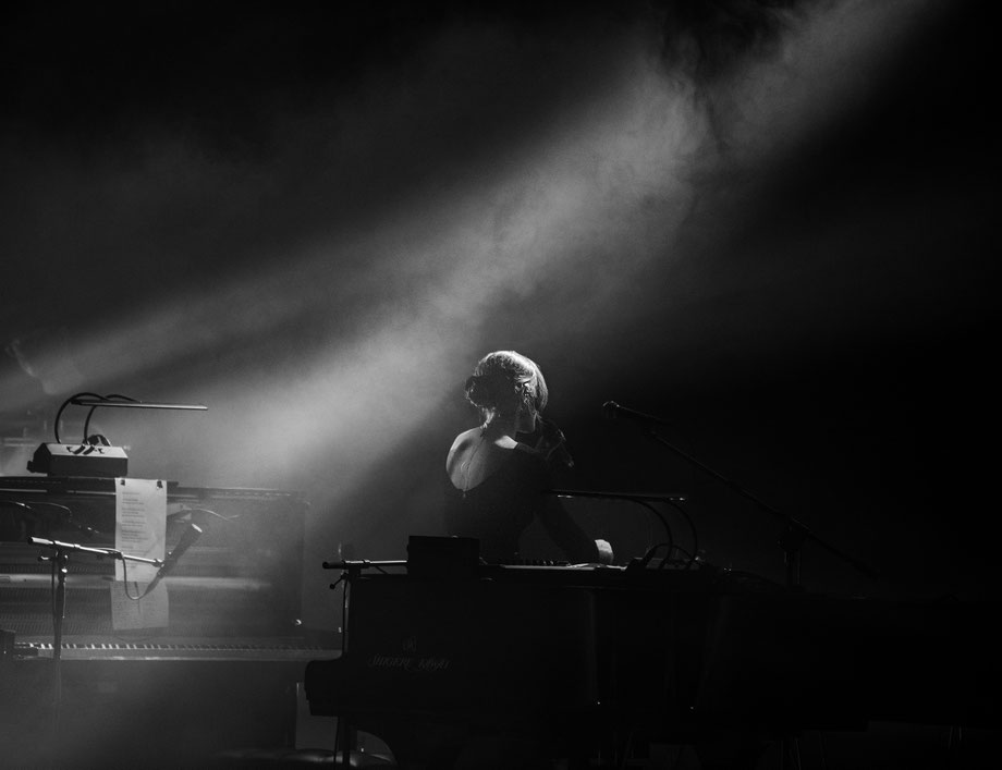 Hania Rani live perfomance at Salle Pleyel in Paris on 3 April 2025, photographed by Vivien Liskovsky
