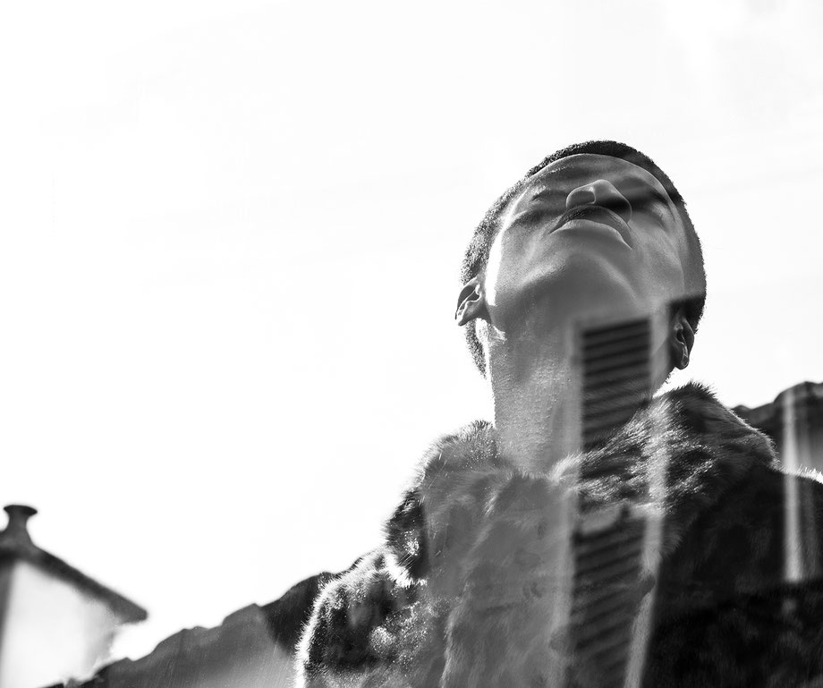 FineArt portrait d'un mannequin dans une veste leo en noir et blanc réalisé par Vivien Liskovsky à Paris