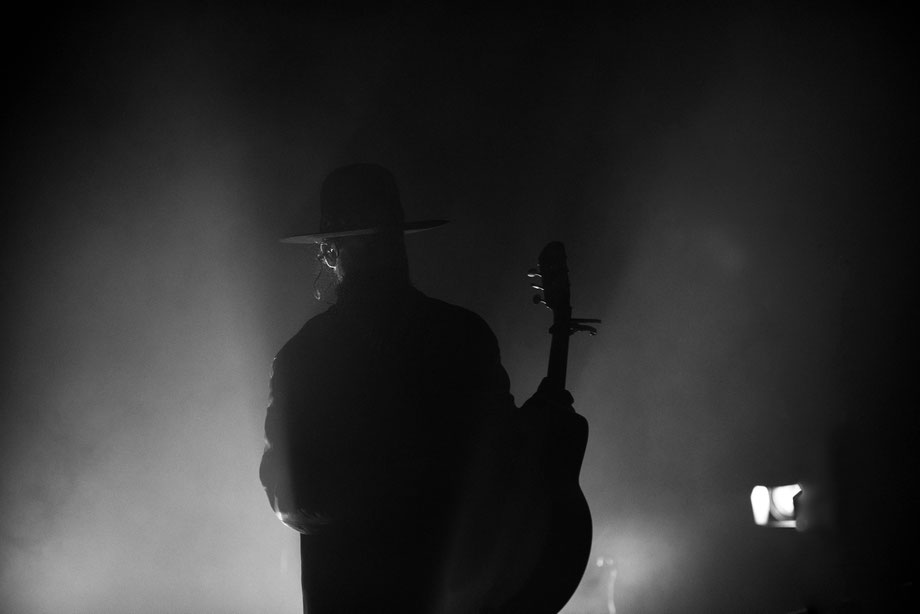 RY X live at Salle Pleyel in Paris on his Eden Tour photographed by Vivien Liskovsky