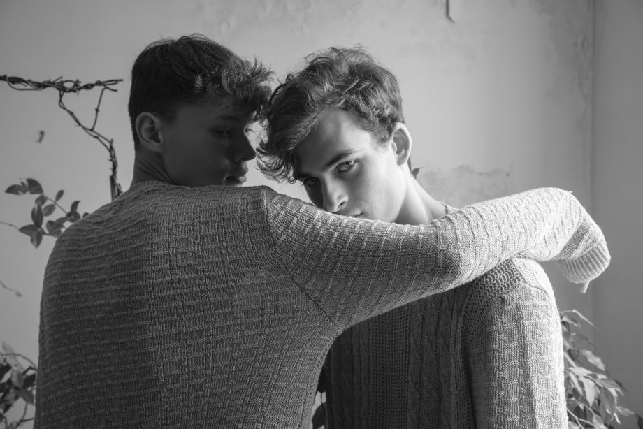 Portrait de deux hommes en noir et blanc prise dans un ancien appartement à Paris par Vivien Liskovsky