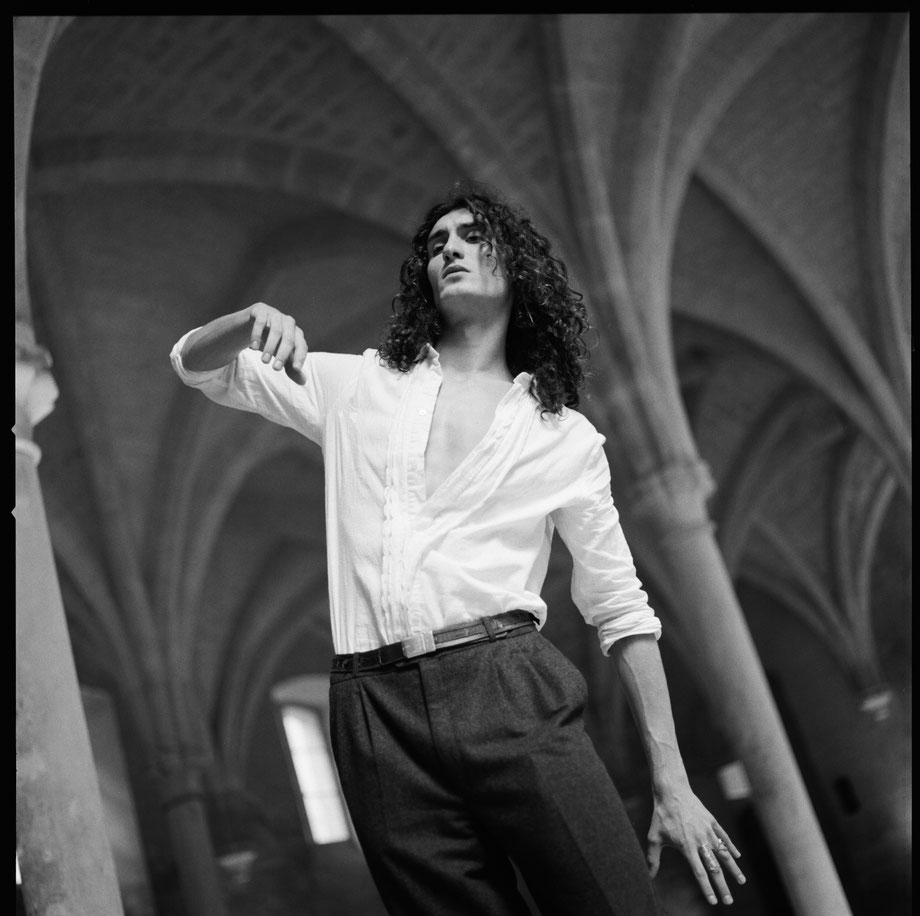 Photo de portrait argentique en noir et blanc photographié sur une Hasselblad 500C/M à Paris