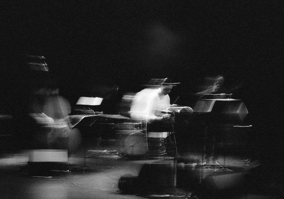 Louise Jallu live à La Scala de Paris avec la sortie de l'album jeu 2024 photographié en argentique Ilford film par Vivien Liskovsky
