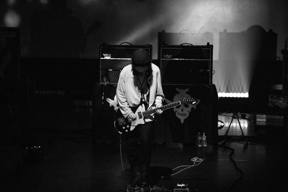 The Dandy Warhols live at Olympia Paris on their tour 2024 Peter Holmstroem on guitar photographed by Vivien Liskovsky