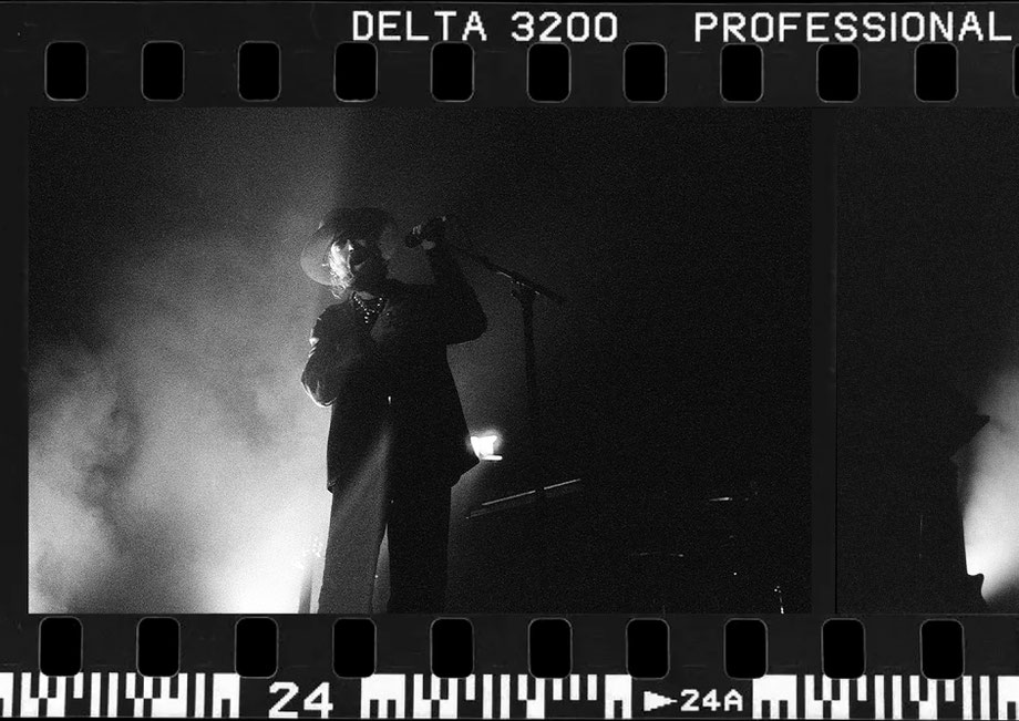 RY X live concert photo in Paris at Salle Pleyel during Eden Tour 2025, shot on Ilford Delta 3200 film by Vivien Liskovsky