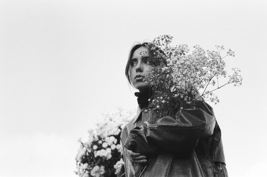 jolie portrait photographie en noir et blanc en argentique prise à Paris par Vivien Liskovsky