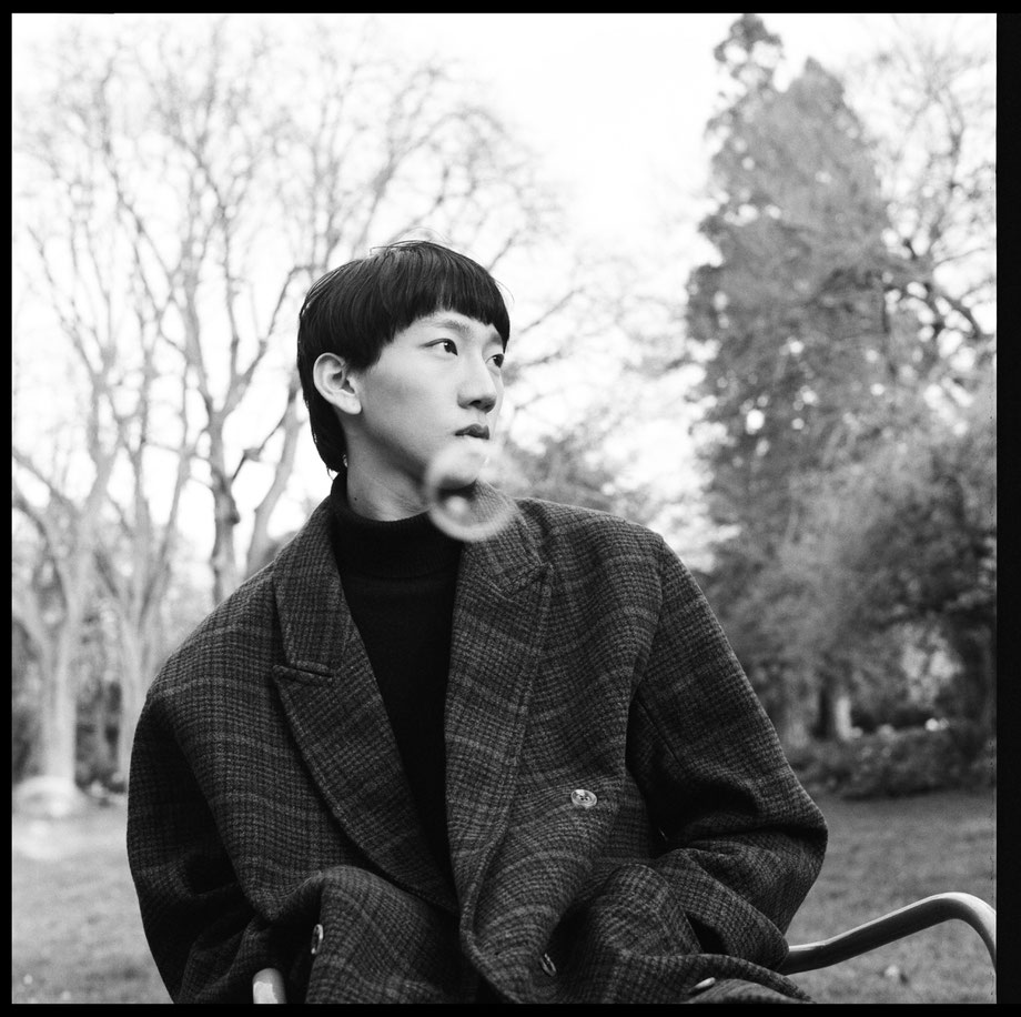 Photo de portrait mannequin argentique en noir et blanc photographié à Paris par Vivien Liskovsky