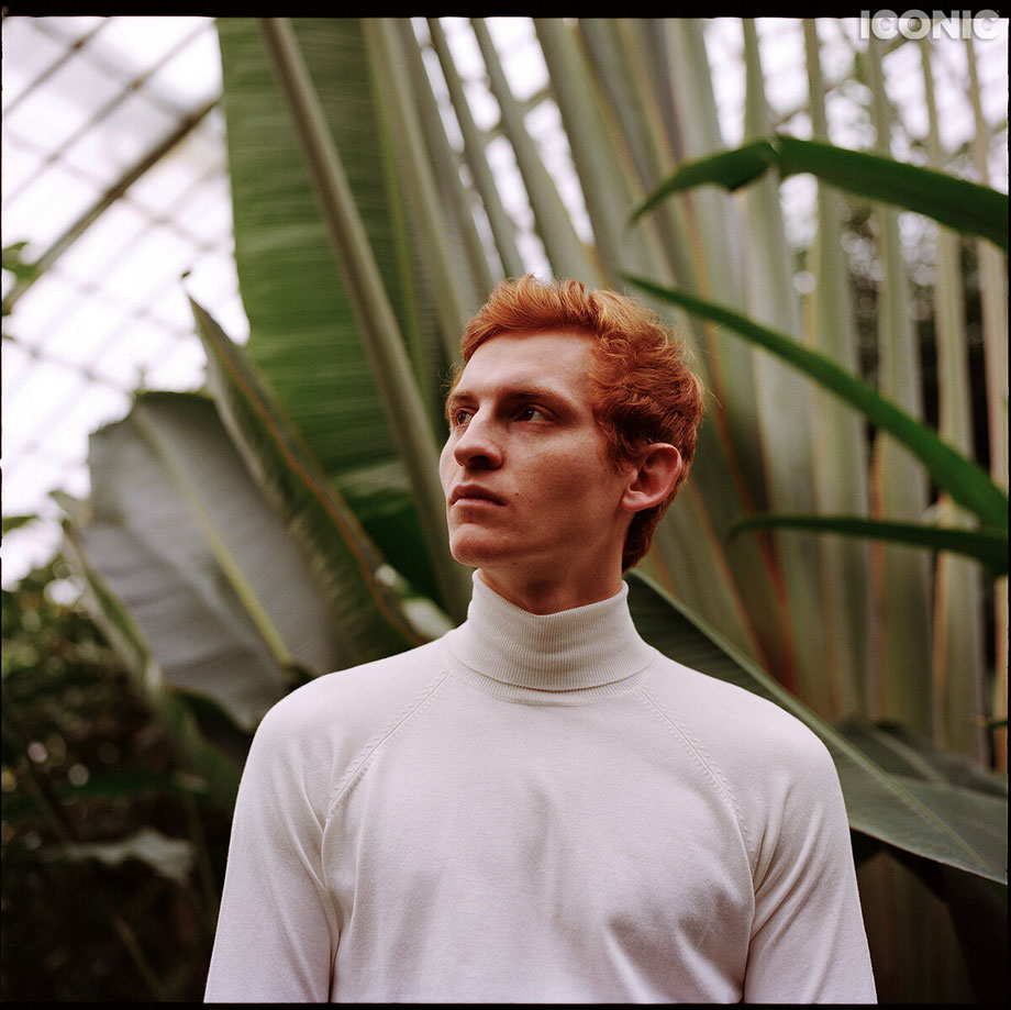 Portrait argentique prise sur une Hasselblad 500CM dans une serre à Paris retenue par l'ICONIC magazine 