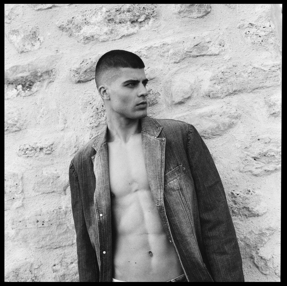 photo de portrait dans une lumière naturelle prise en argentique sur Ilford HP5