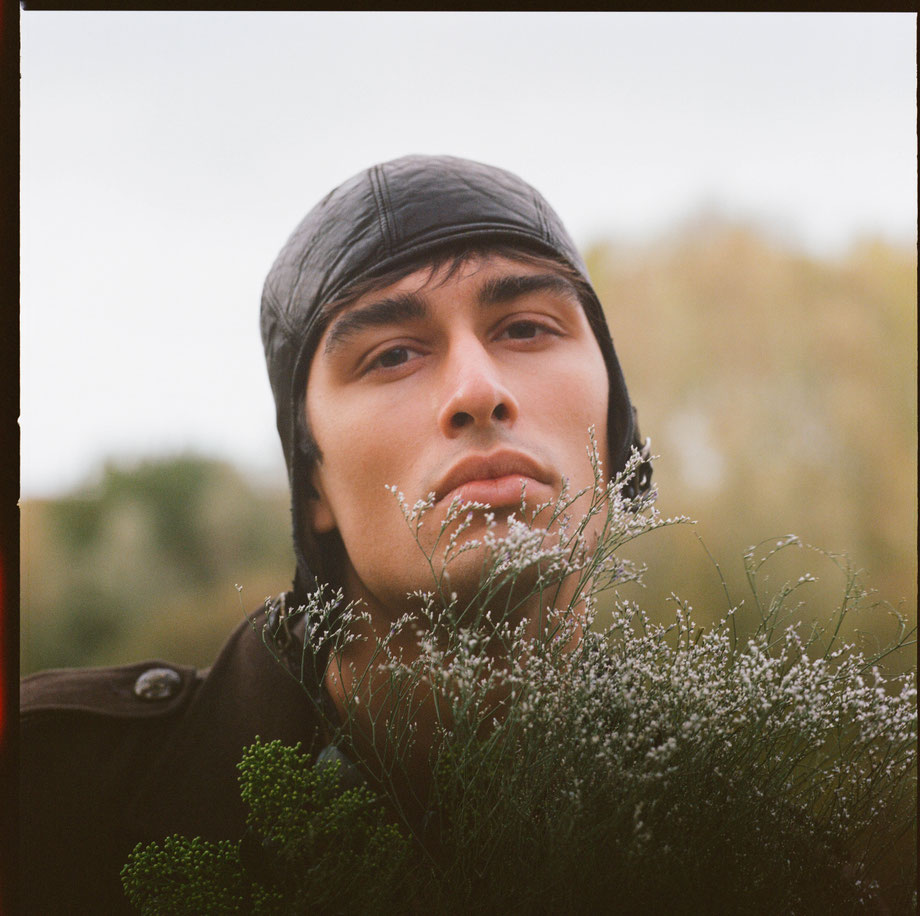 Portrait en argentique d'un mannequin avec une ancienne casquette pilote en noir et blanc par Vivien Liskovsky