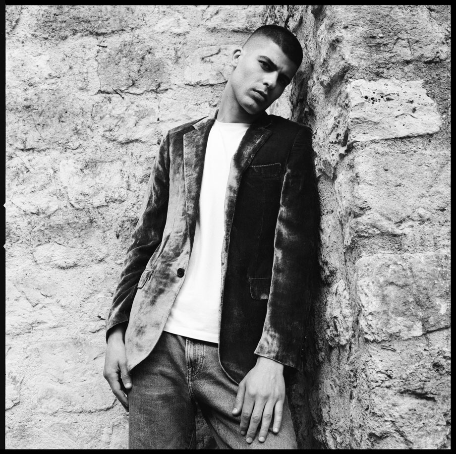 photo de portrait dans une lumière naturelle prise en argentique sur Ilford HP5 réalisé par Vivien Liskovsky 