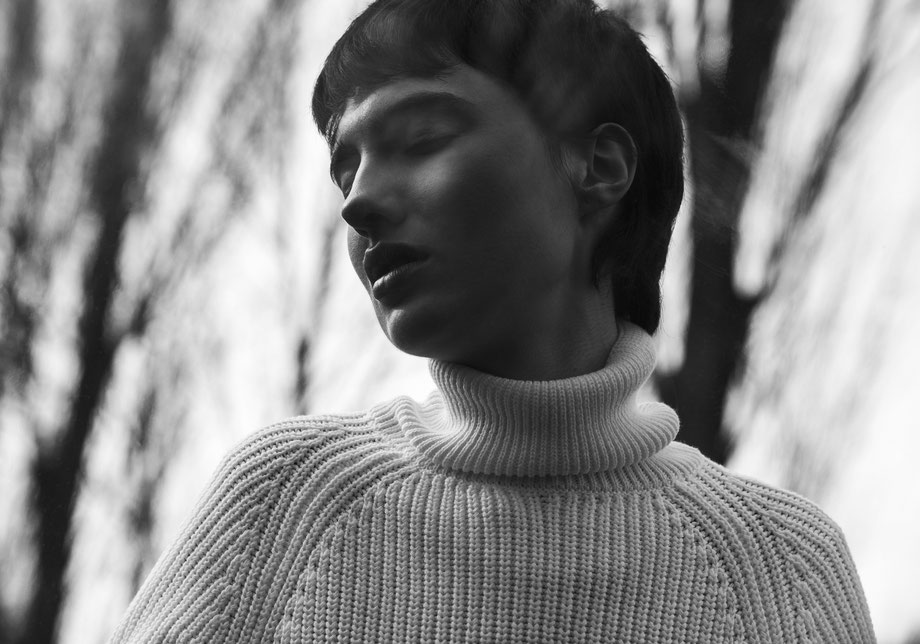 portrait d'un mannequin en noir et blanc réalisé par Vivien Liskovsky photographe professionnel Paris