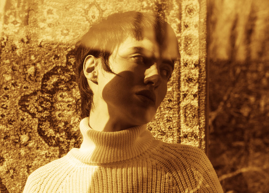 Digital portrait photographe, a creative golden capture by Vivien Liskovsky in Paris