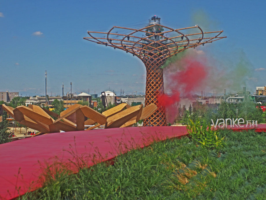 Milano, EXPO 2015. L'albero della vita dalla terrazza Vanke (with Olympus PEN EPM1 and Olympus OM System Zuiko 28 mm adapted)