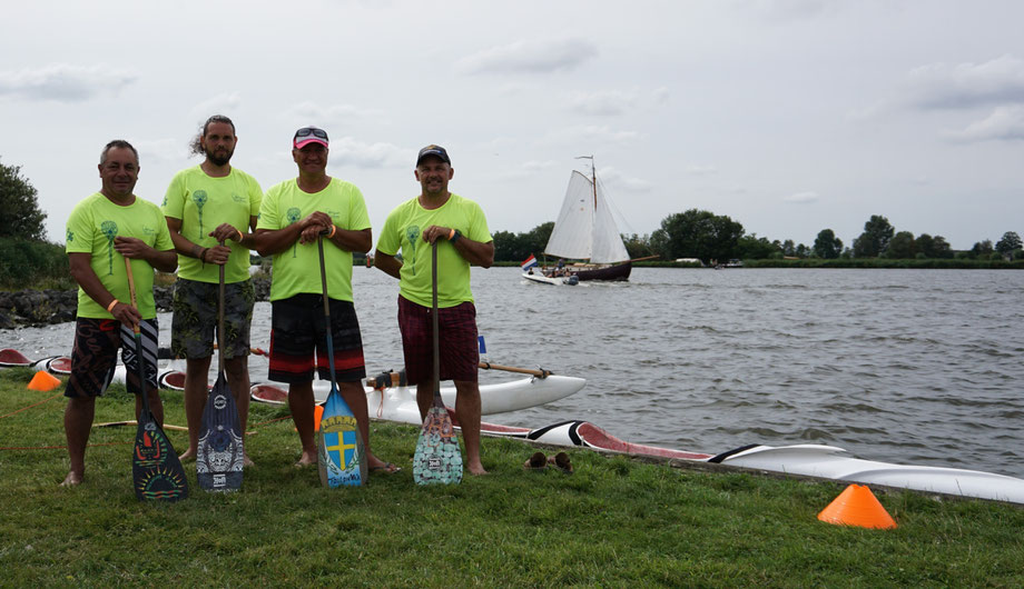 Een deel van het Frans-Polynesische kanoteam, met rechts Franck Ravez.