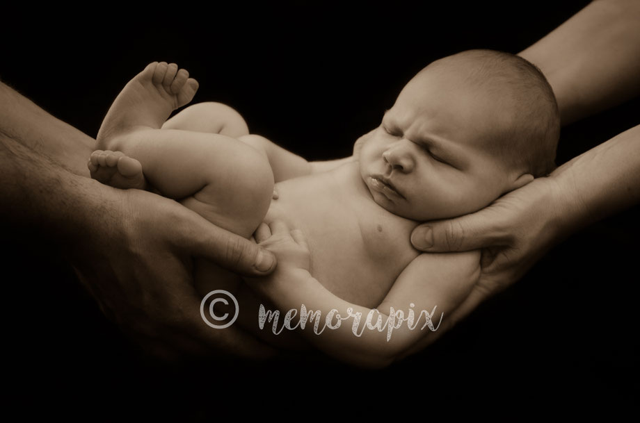 Baby emiel was 1 week oud, de shoot ging door bij hen thuis in ninove. Als fotograaf ben ik afkomstig van Erpe- Mere, Maar voor foto sessies reis ik zelf verder dan oost- vlaanderen.