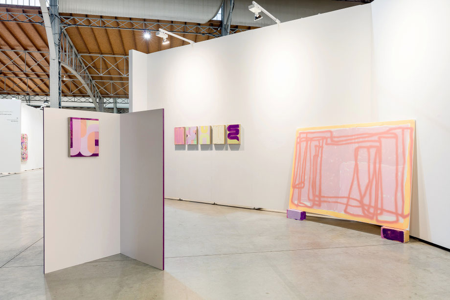 Julia Brennacher, Ausstellungsansicht SPARK Art Fair Vienna, Marx Halle, Wien 2021. Foto: kunst-dokumentation.com