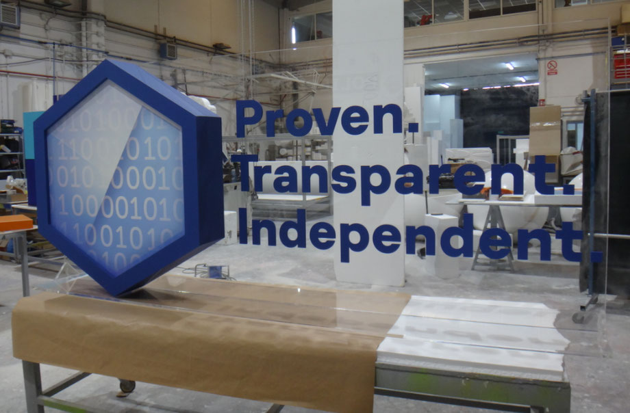 Mensaje de Marca en relieve sobre trasera transparente, para escanario